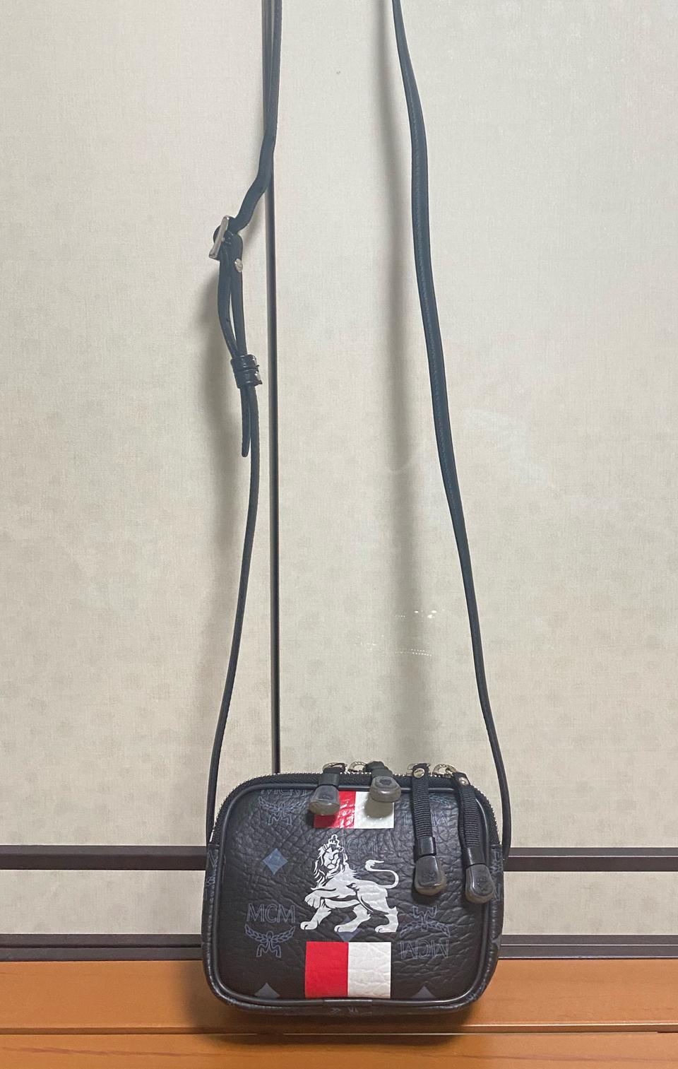엠씨엠 미니 크로스백. mcm 가방 . 가로 14. 세로 12