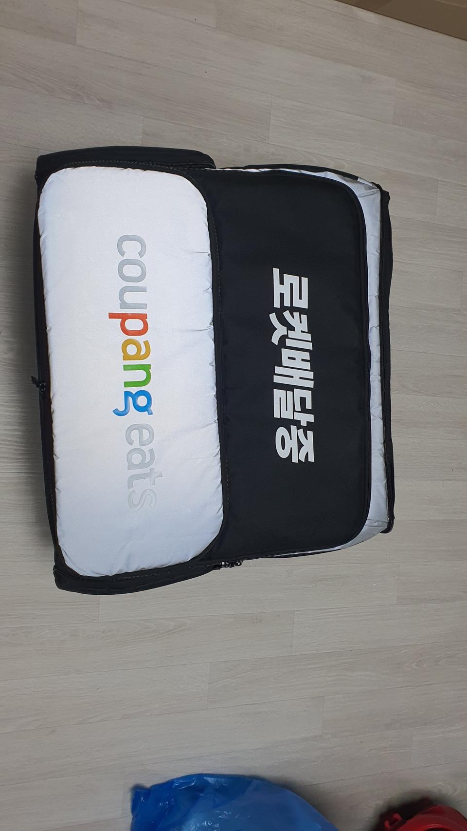 쿠팡이츠 쿠리어 초창기 백팩 배달 가방입니다 가격절충가능