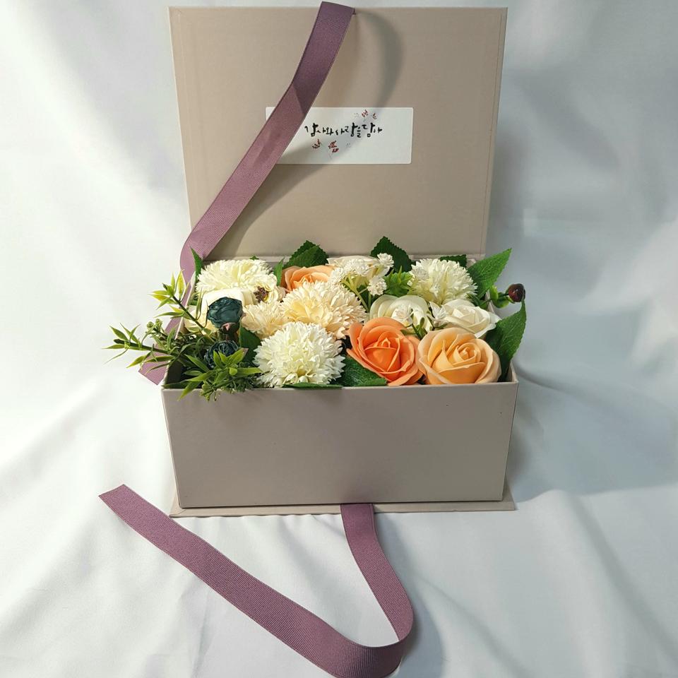 꽃 담겨있는 선물용 상자 플라워 박스