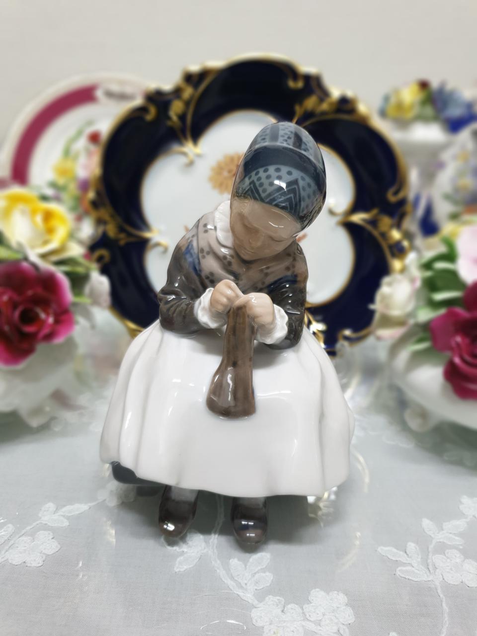 로얄코펜하겐 뜨개질하는 소녀 피겨린