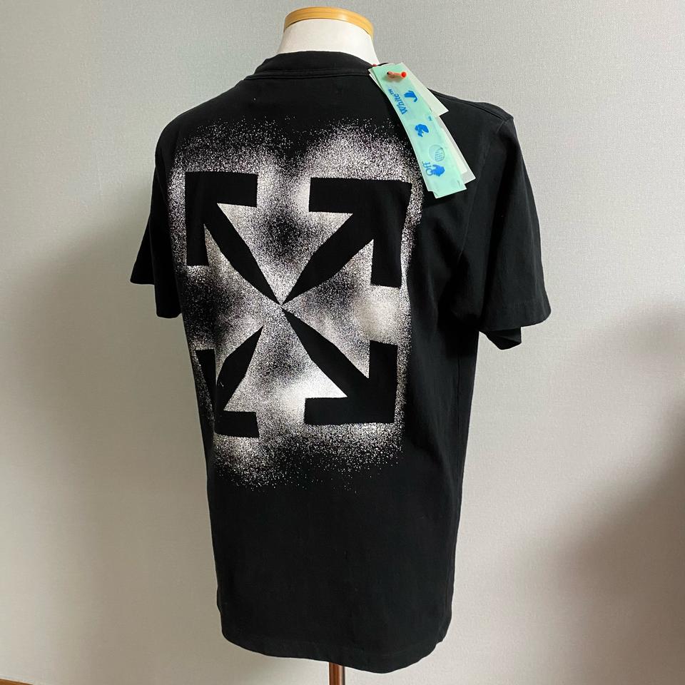 오프화이트 반팔 티셔츠