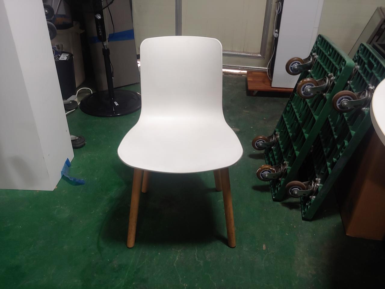 화이트 카페 인테리어 디자인의자