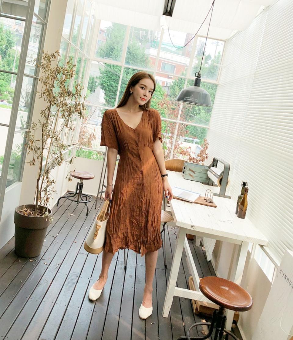 브라운 브이넥 주름 원피스