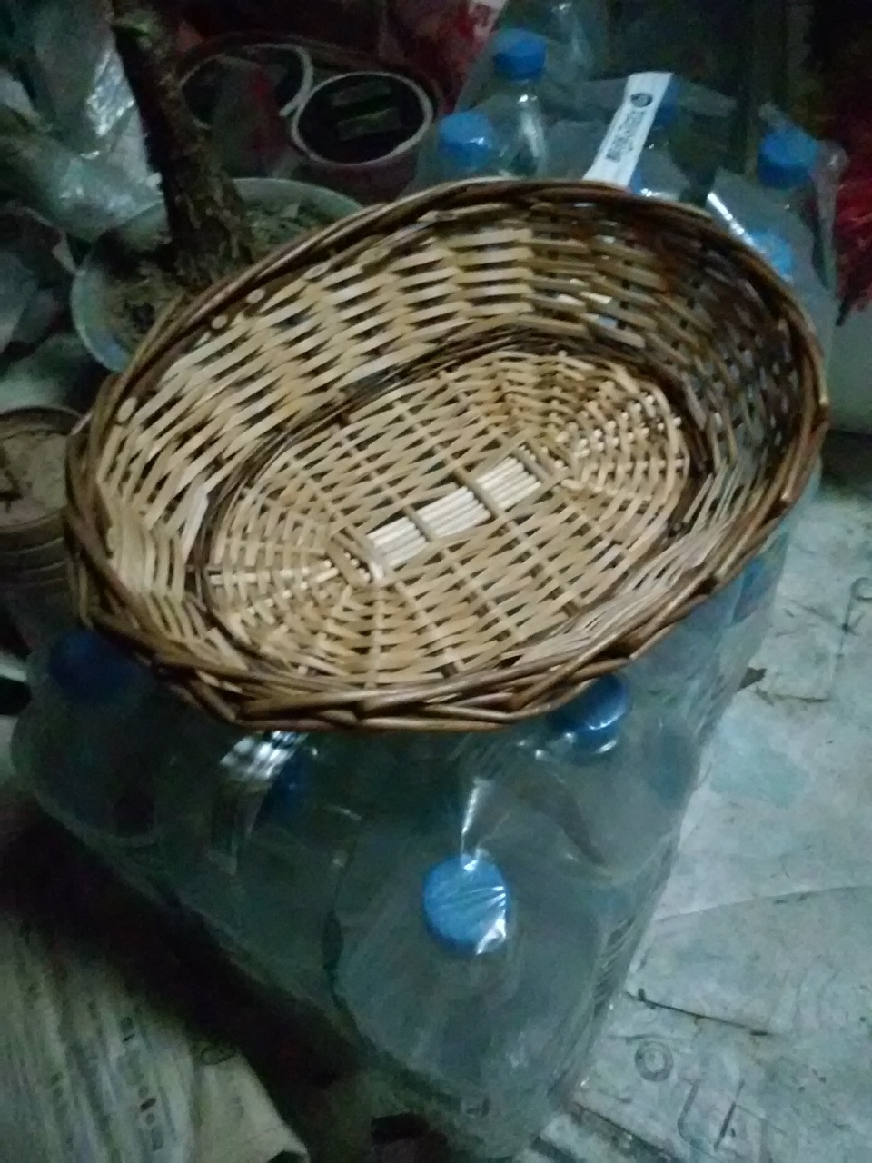 나무 바구니 왕골 라탄 공예 방식으로 직조된 바구니 입니다