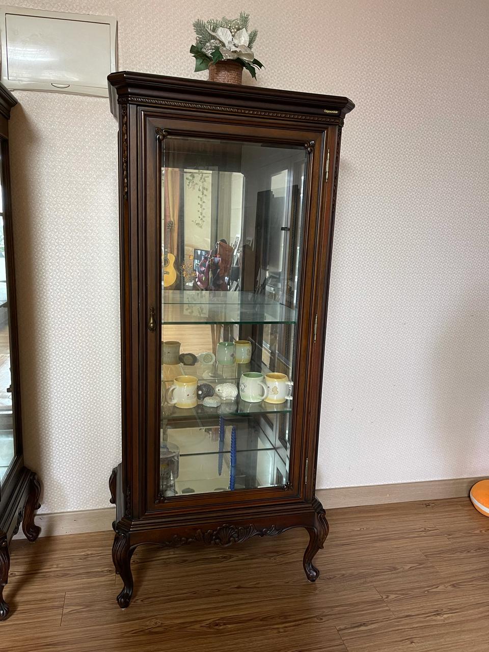 치펜데일(Cippendale) 장식장 2점