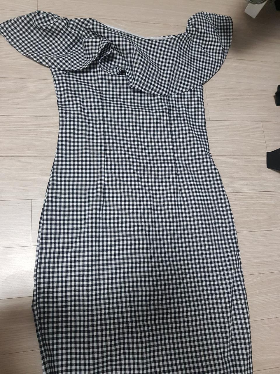 체크 오프숄더 원피스 새옷