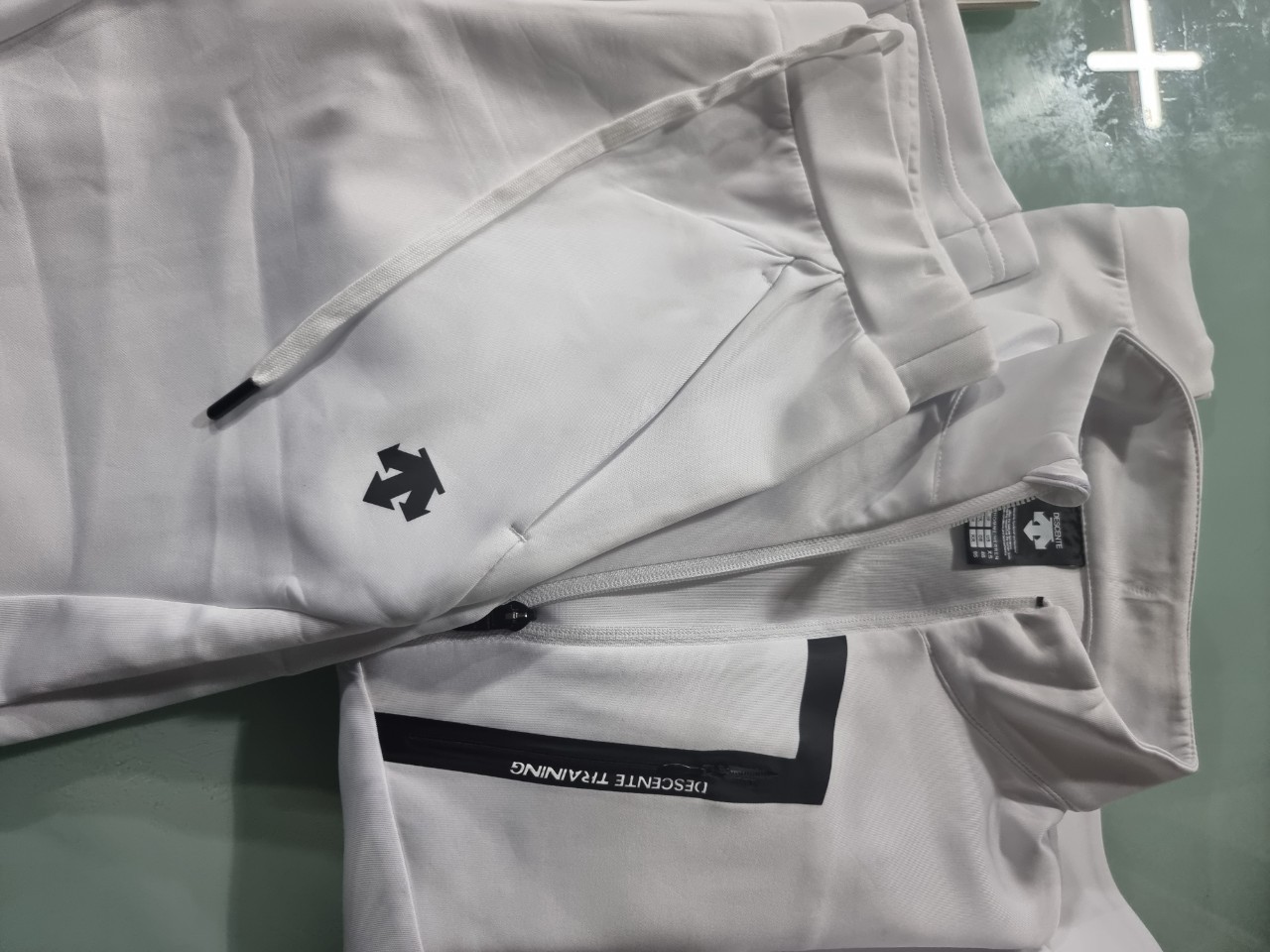 데상트 트레이닝셋트 화이트, 그레이