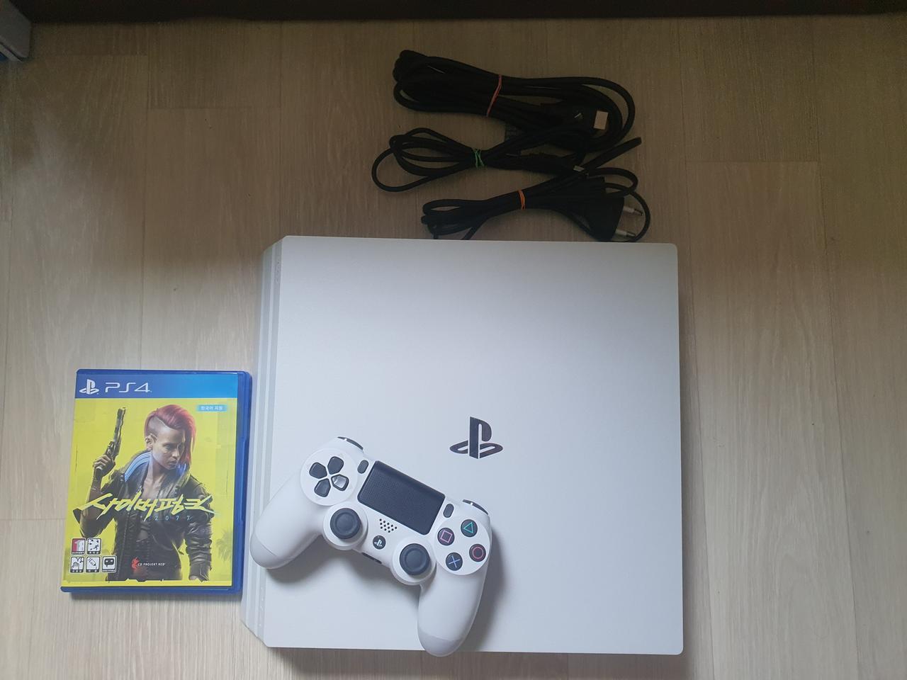  PS4 pro 7218 화이트+사이버펑크 팝니다