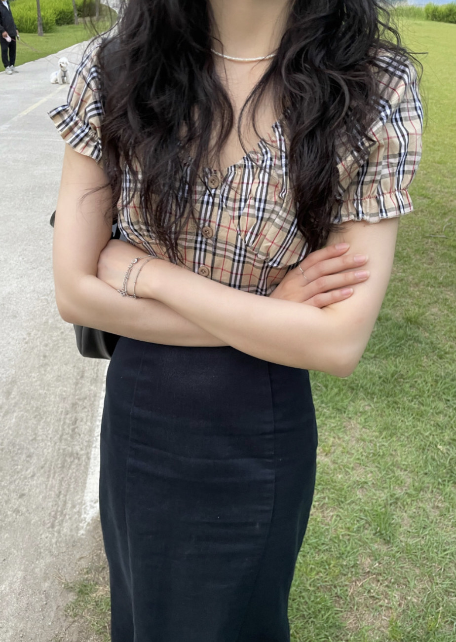 베이지 체크 크롭 반팔블라우스