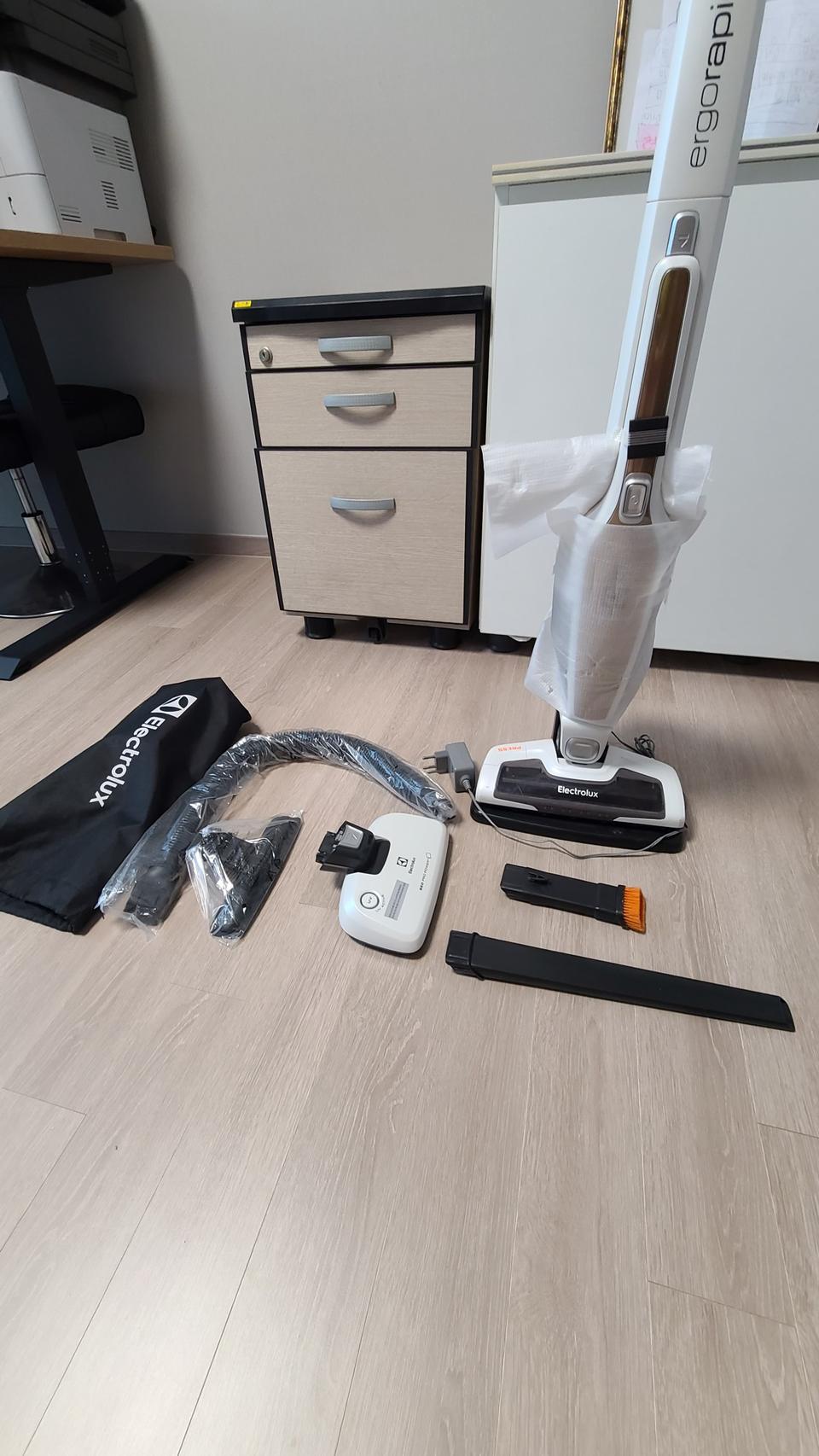 일렉트로룩스 무선청소기 zb3233b 판매