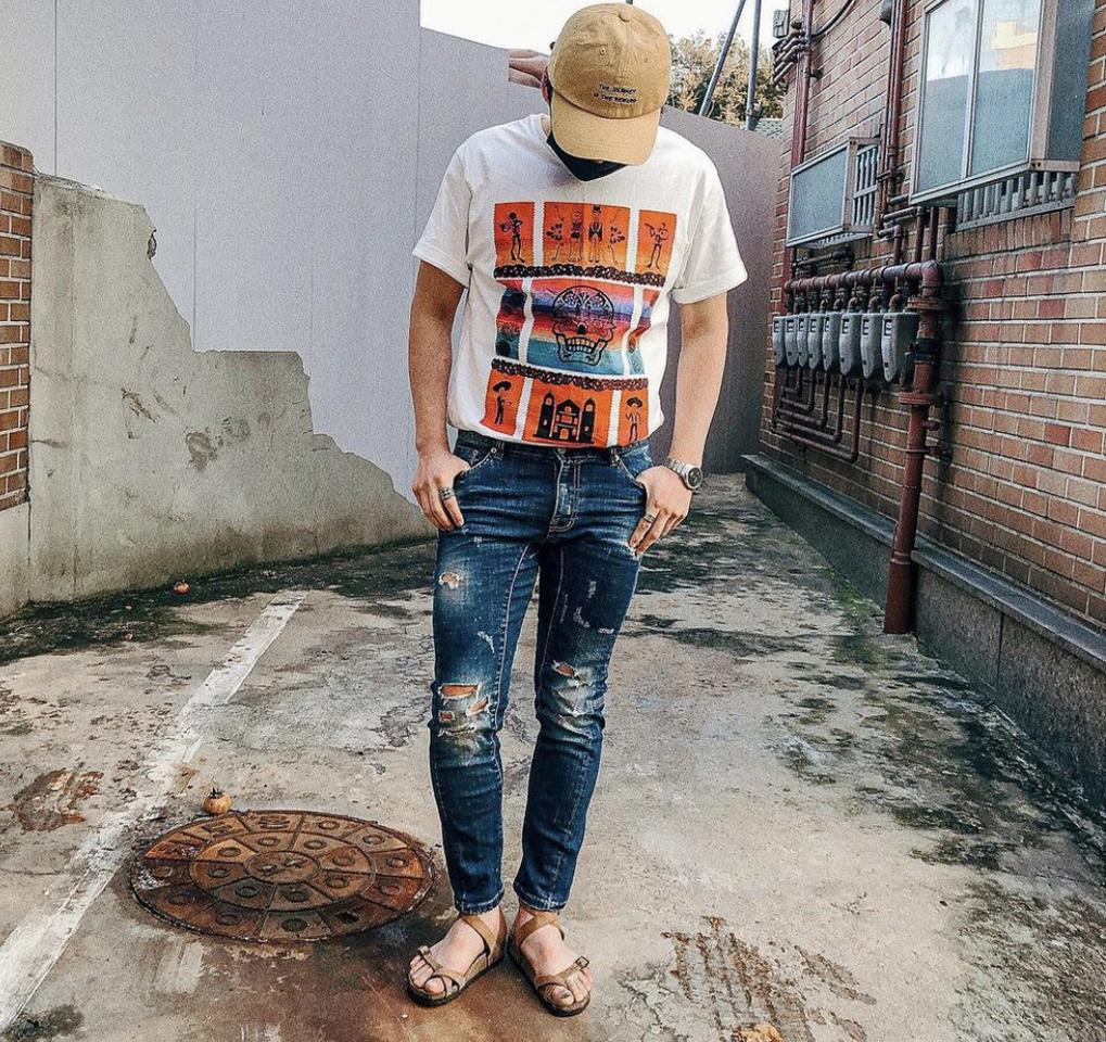 빈티지 스켈레톤 사각 프린팅 화이트 오버핏라운드티