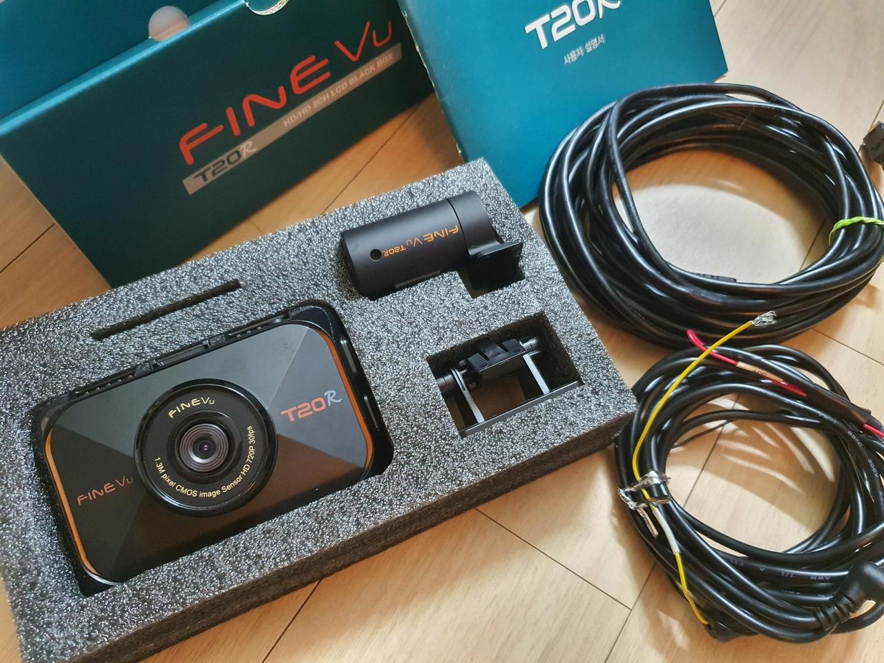 파인뷰 블랙박스 T20R 박스풀. 2CH후방 포함 거의새것.