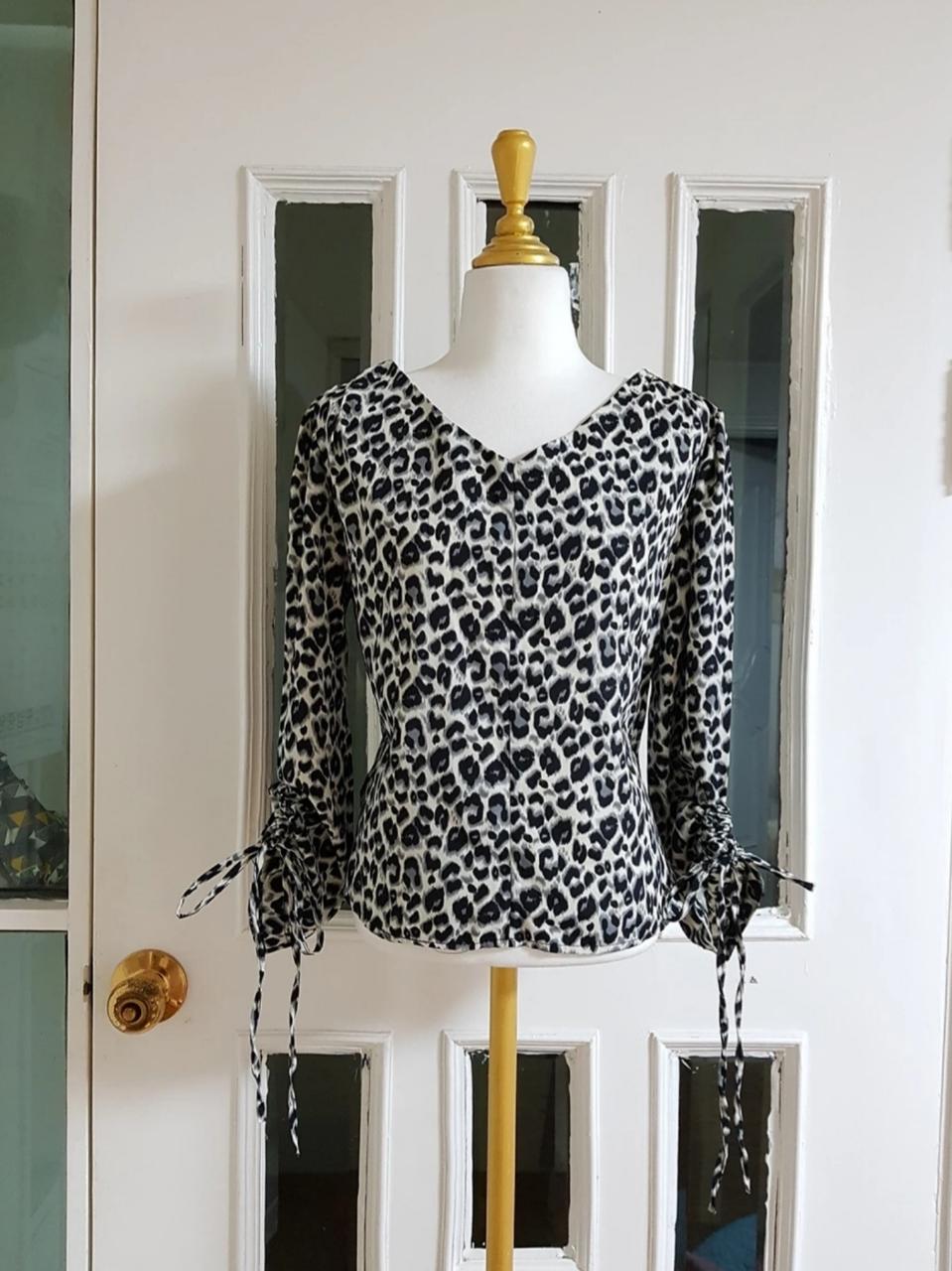 레오파드 야들야들 원단의 새상품 블라우스