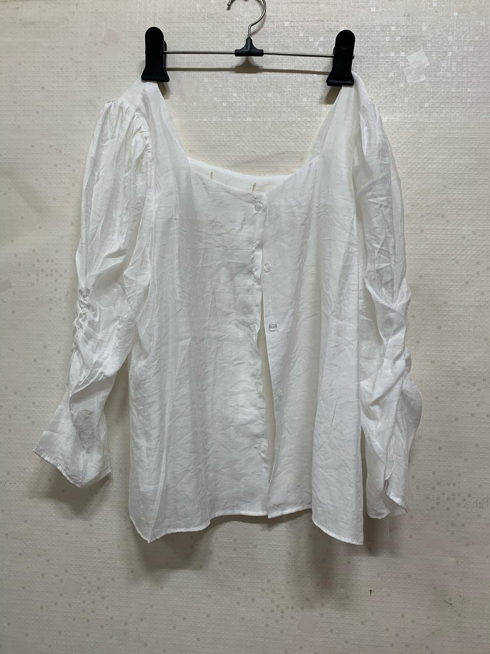 화이트스퀘어넥린넨블라우스