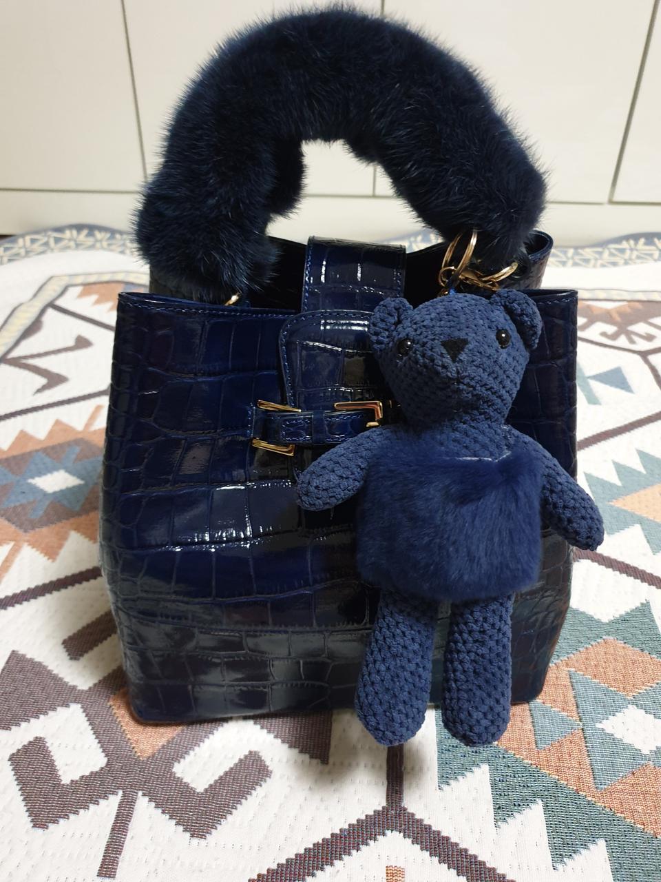블루컬러 가죽 가방과 밍크퍼 가방