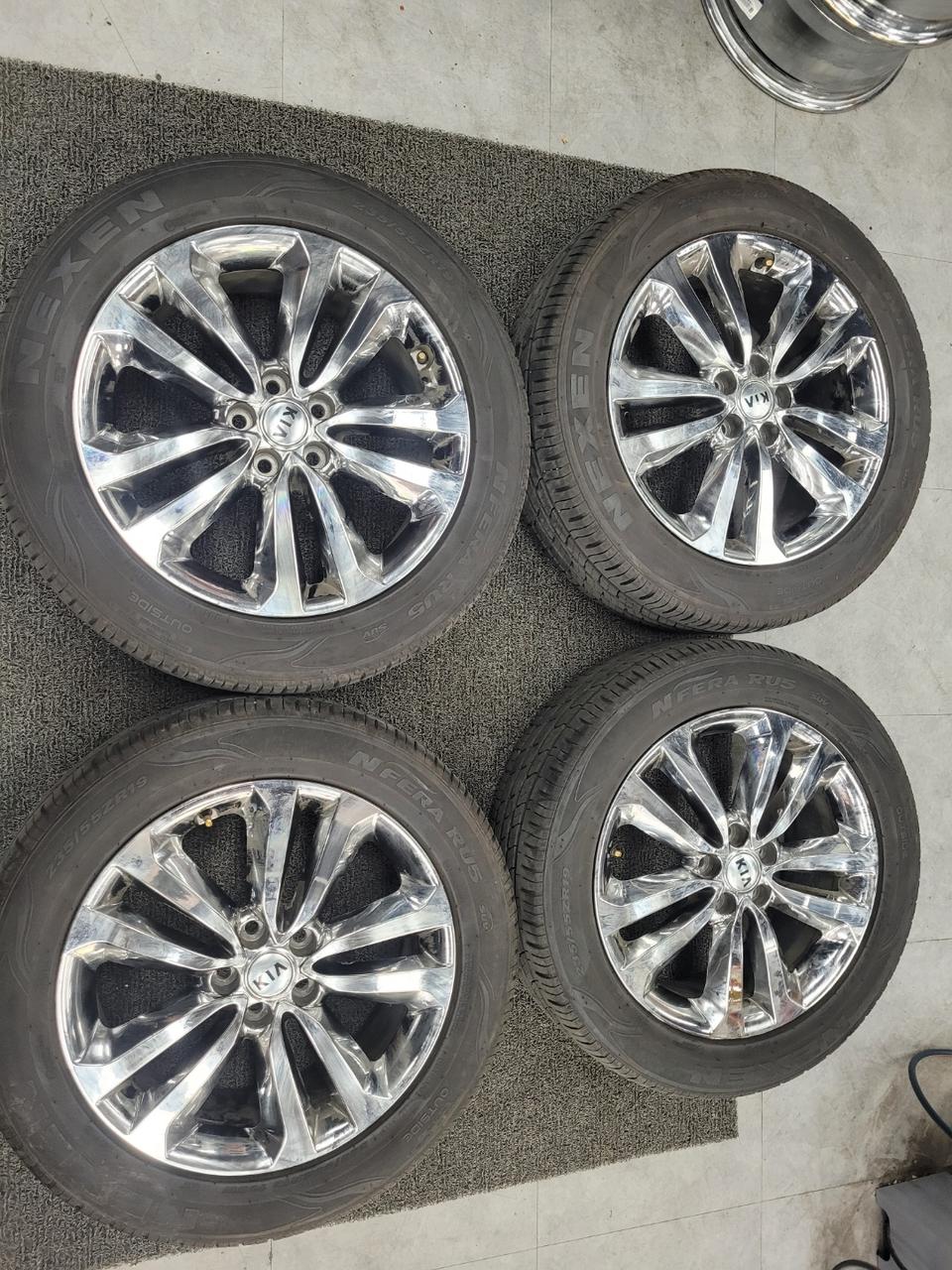 기아 올뉴카니발19인치 크롬중고휠타이어 판매합니다 