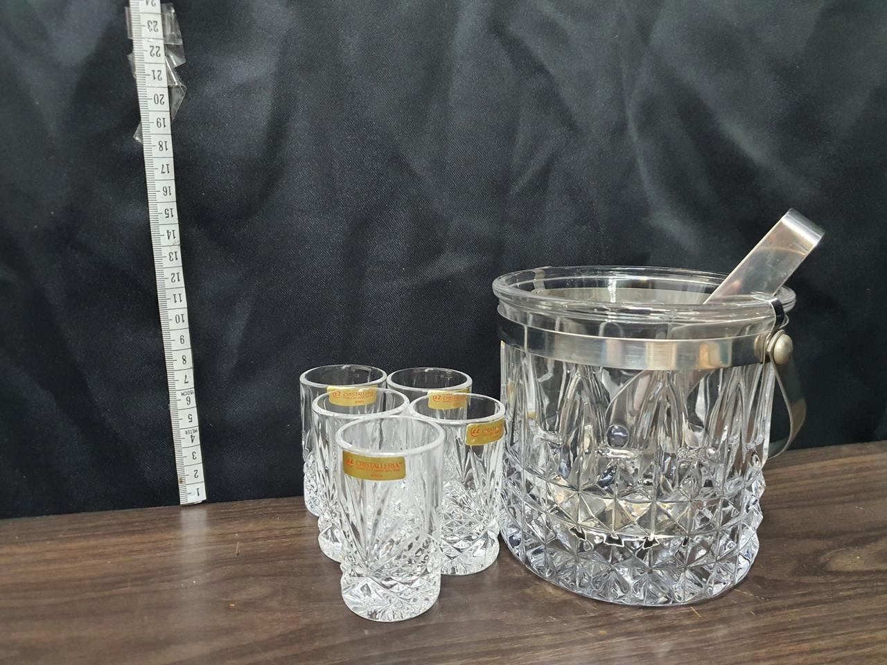 양주잔과 얼음보관함