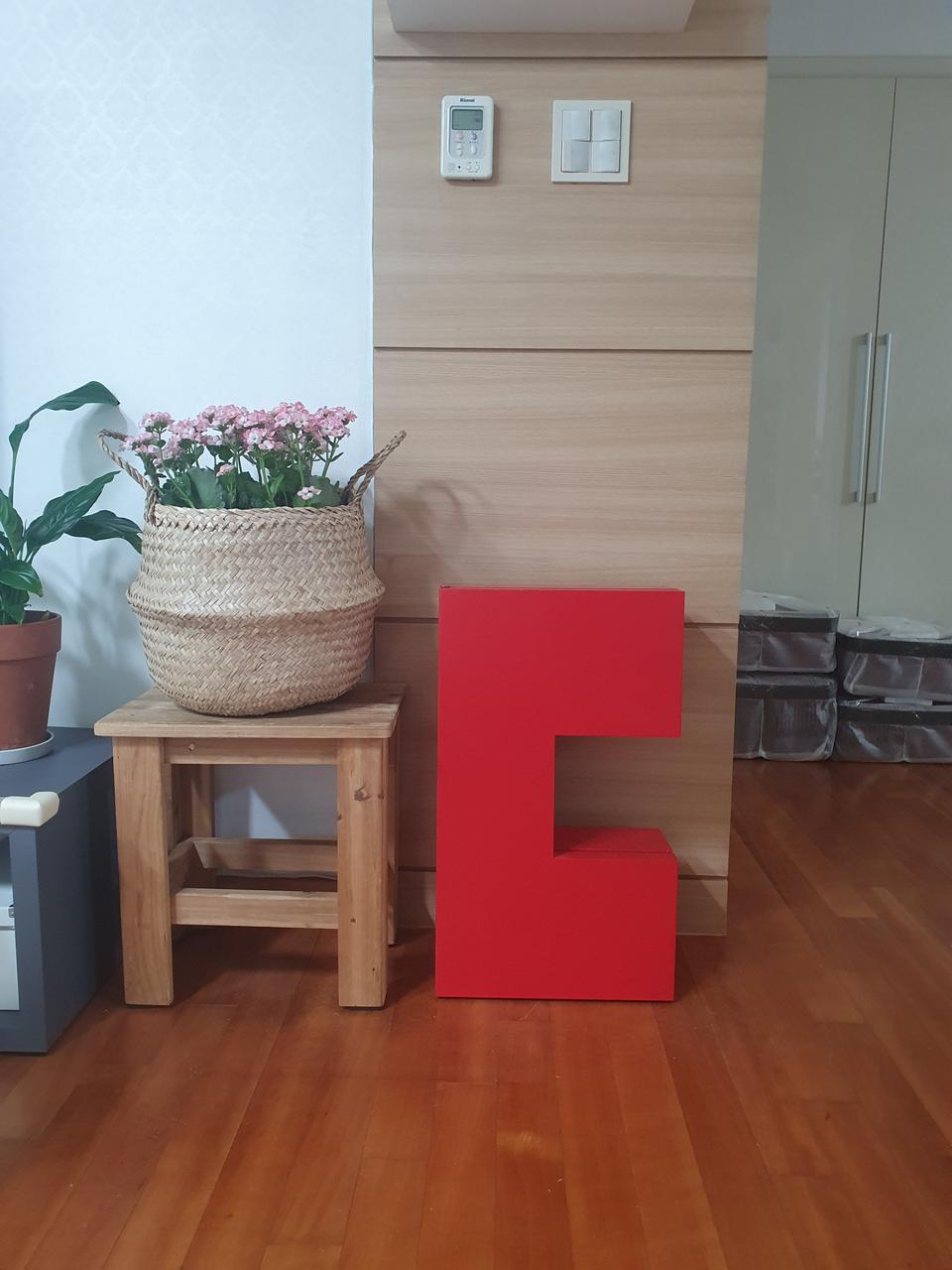 이케아. 레드 벽선반