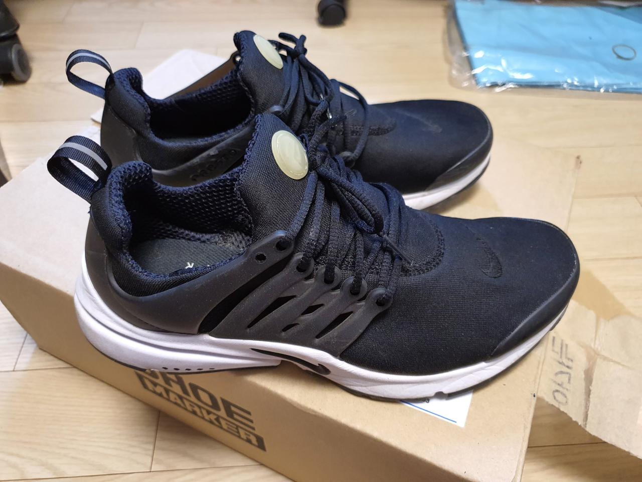 나이키 프레스토 에센셜 검/흰