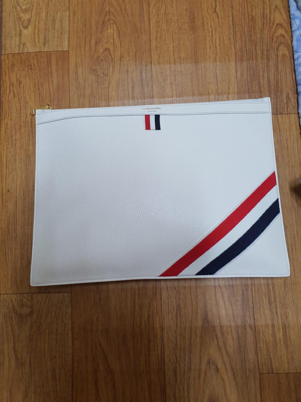 [새상품급] 21SS 톰브라운 자수 클러치 화이트 빠르게 급처합니다