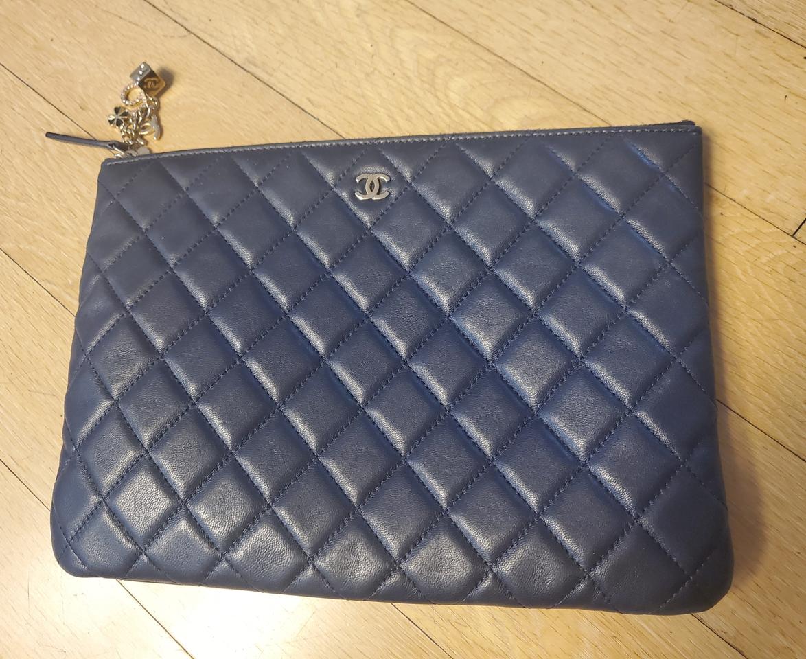 샤넬 발렌타인참 뉴미듐사이즈 네이비 클러치