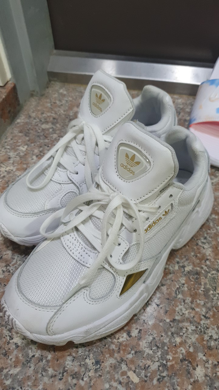 아디다스 금장메탈 스니커즈