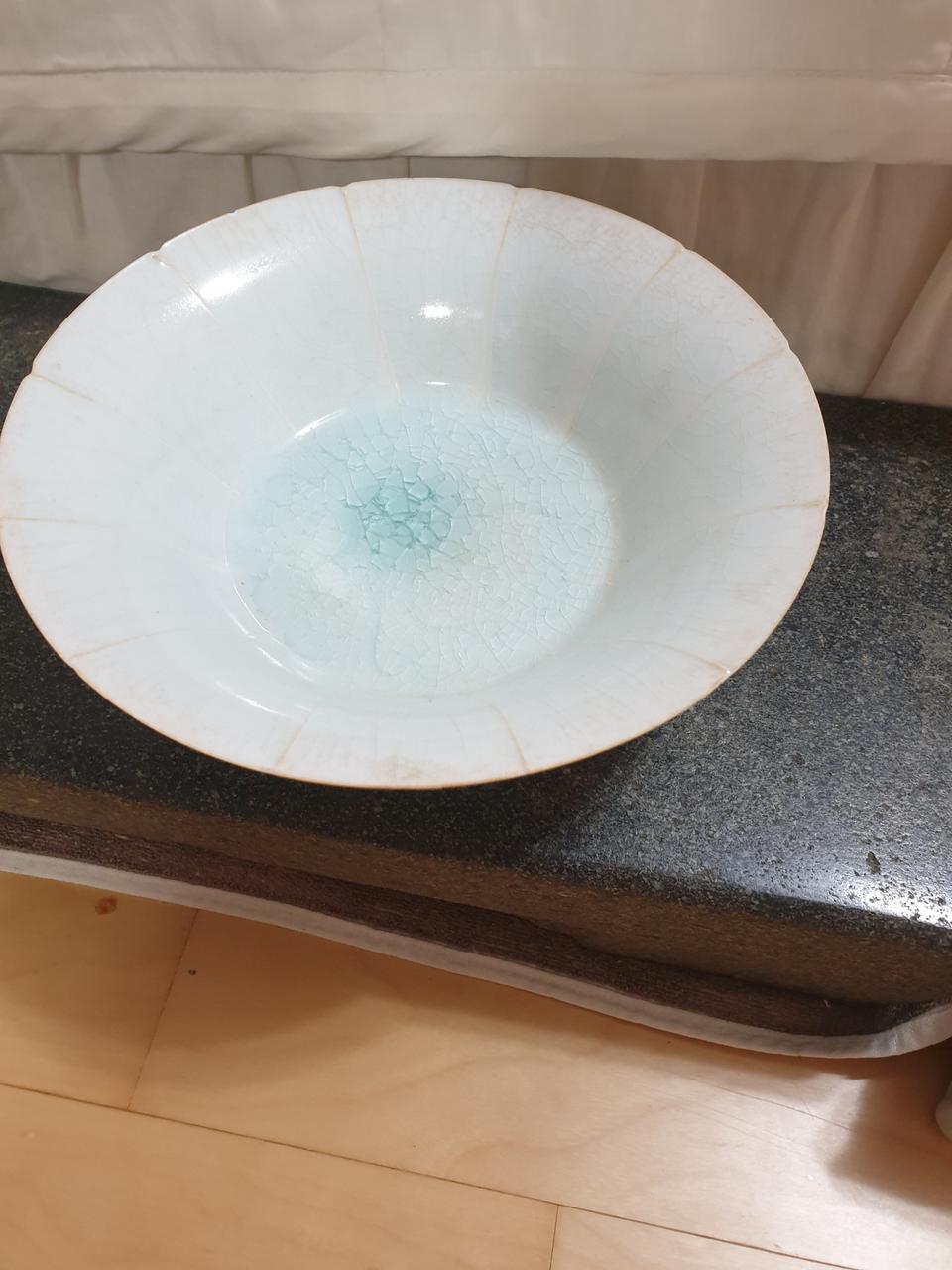 오래되고 특이한 도자기  접시