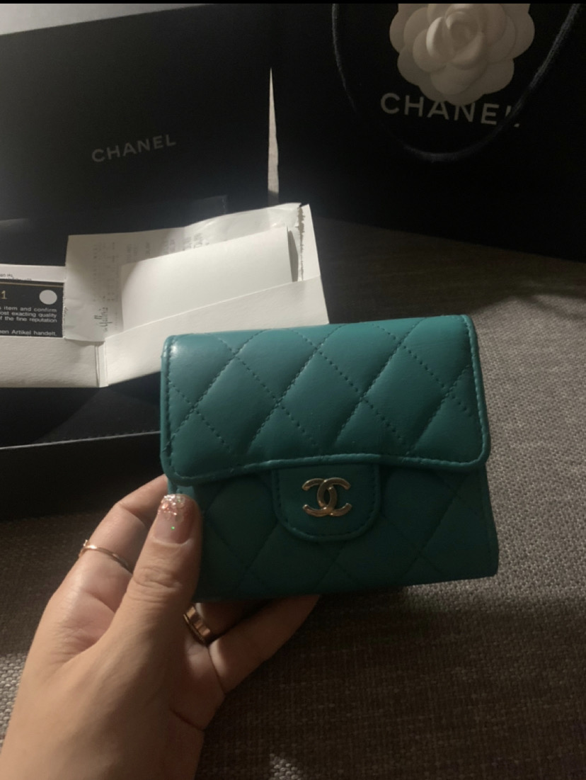 정품샤넬 지갑 민트색 금장 램스킨 반지갑(풀셋) 거의새것