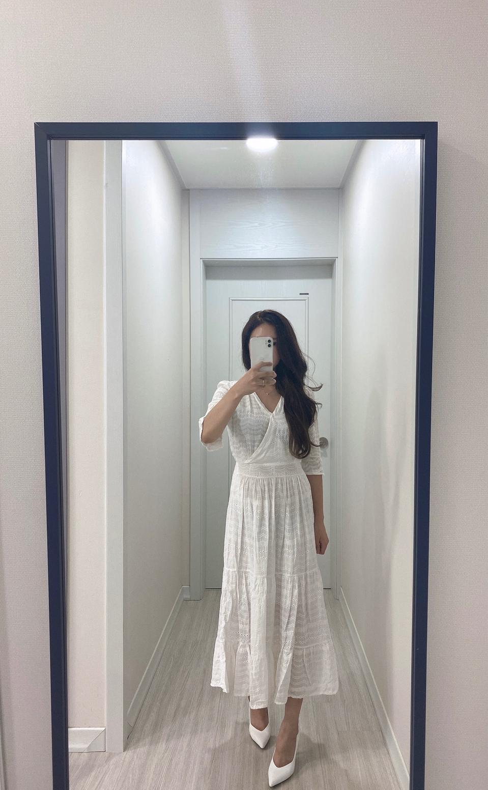 화이트 브이넥 펀칭 롱원피스