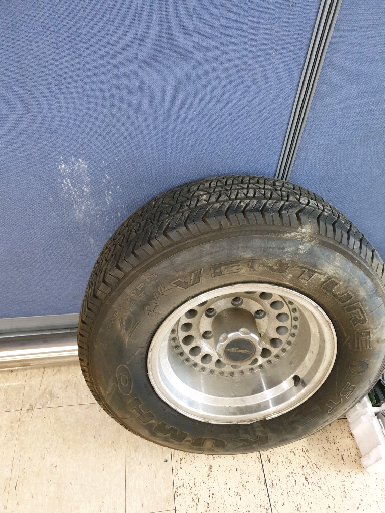 바퀴 판매합니다. P255/70R15 108T