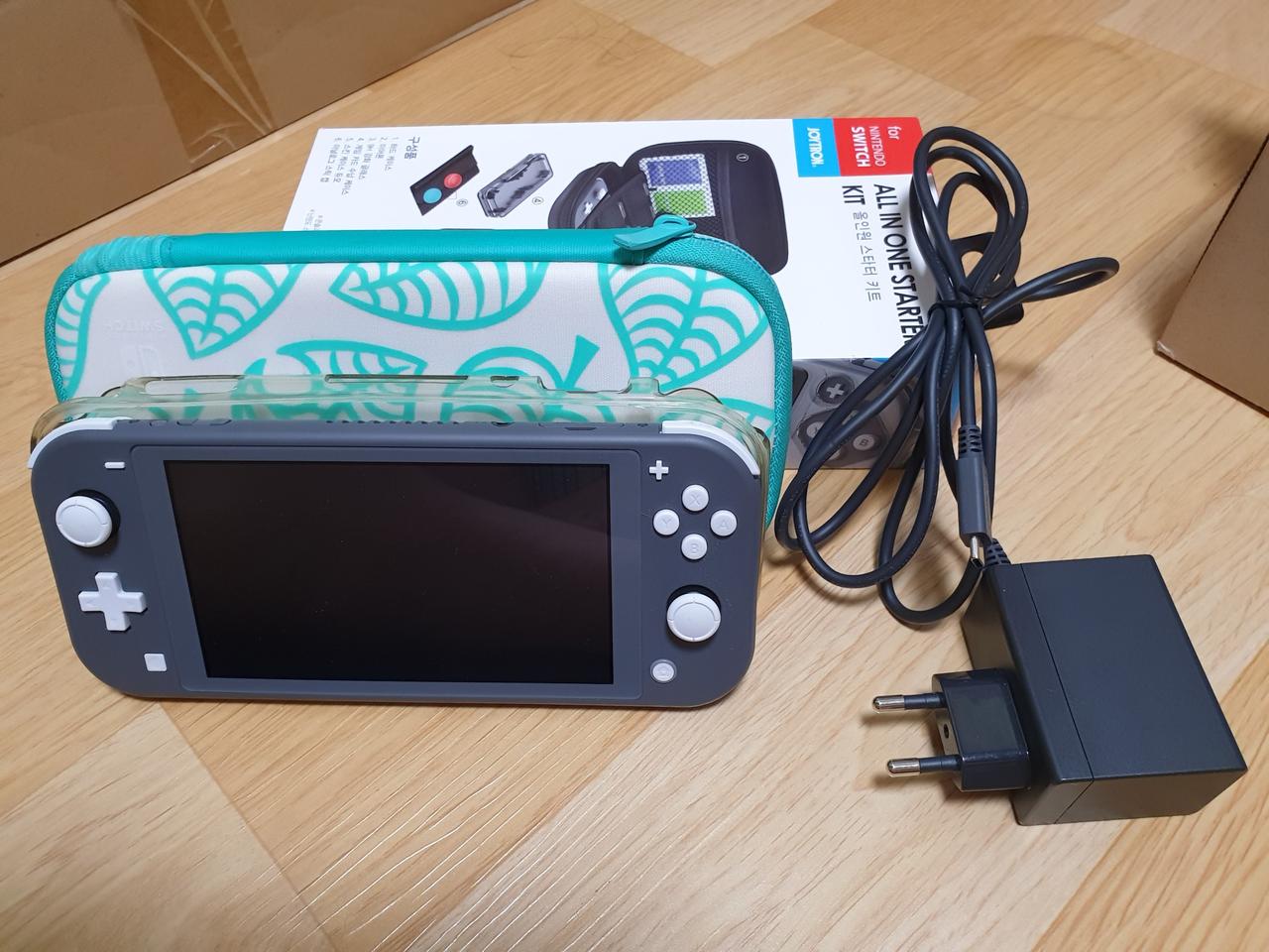 닌텐도 스위치 라이트 팝니다.(기본셋트+케이스+스타터킷)