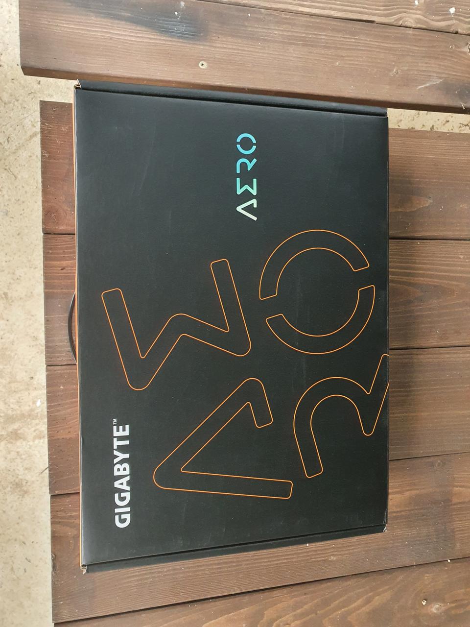 기가바이트 에어로15 sb oled(4k) I7 16GB RTX2060