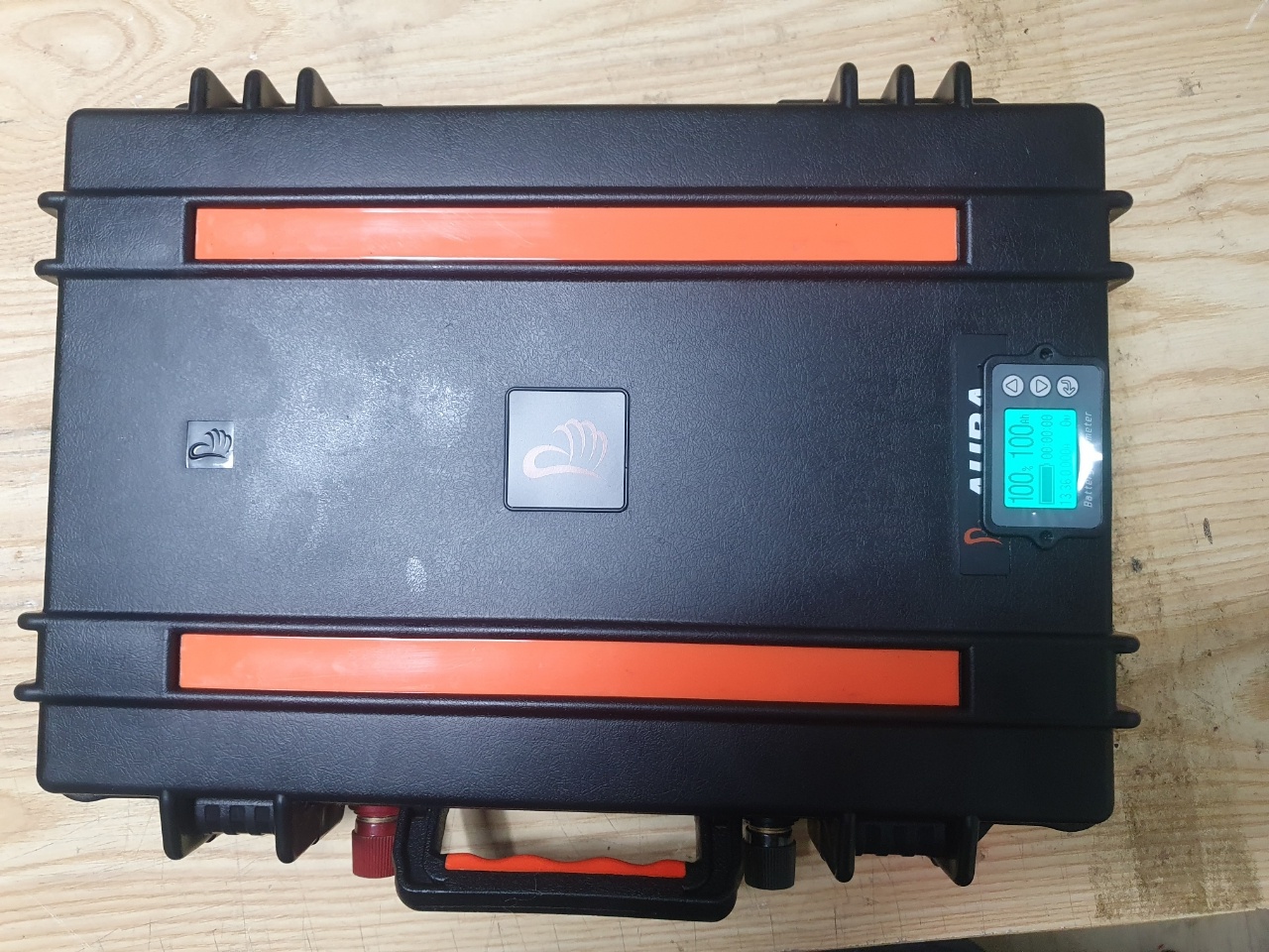 노지 오지 캠핑 차박 낚시용 파워뱅크 100A 새제품 판매합니다.