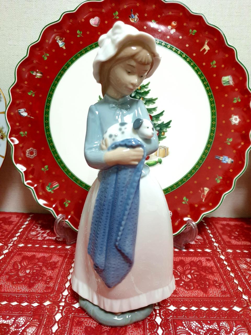 나오야드로 강쥐를 안고있는 소녀