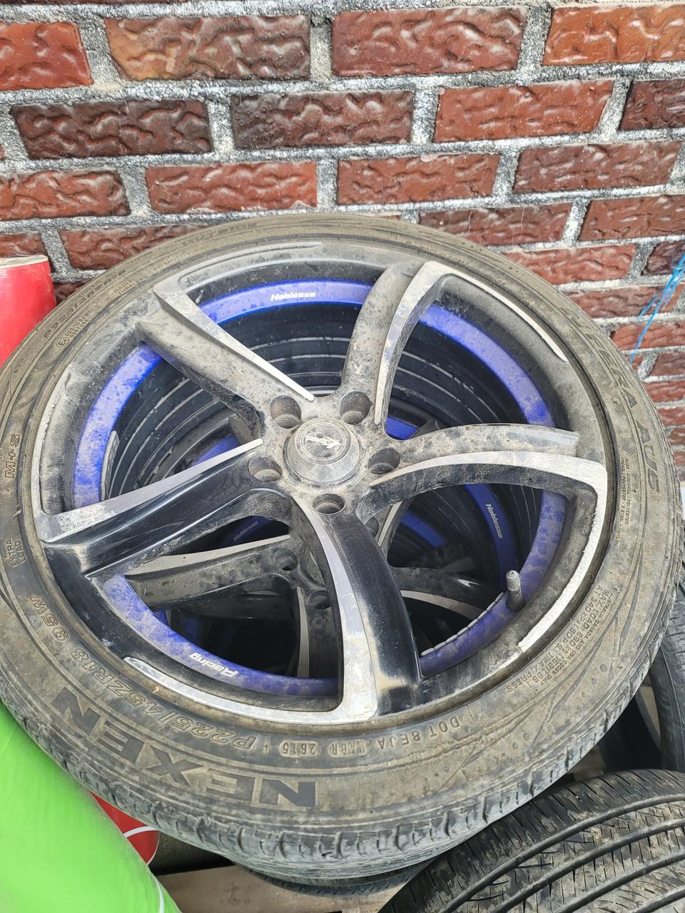 노블레스18인치휠타이어팝니다