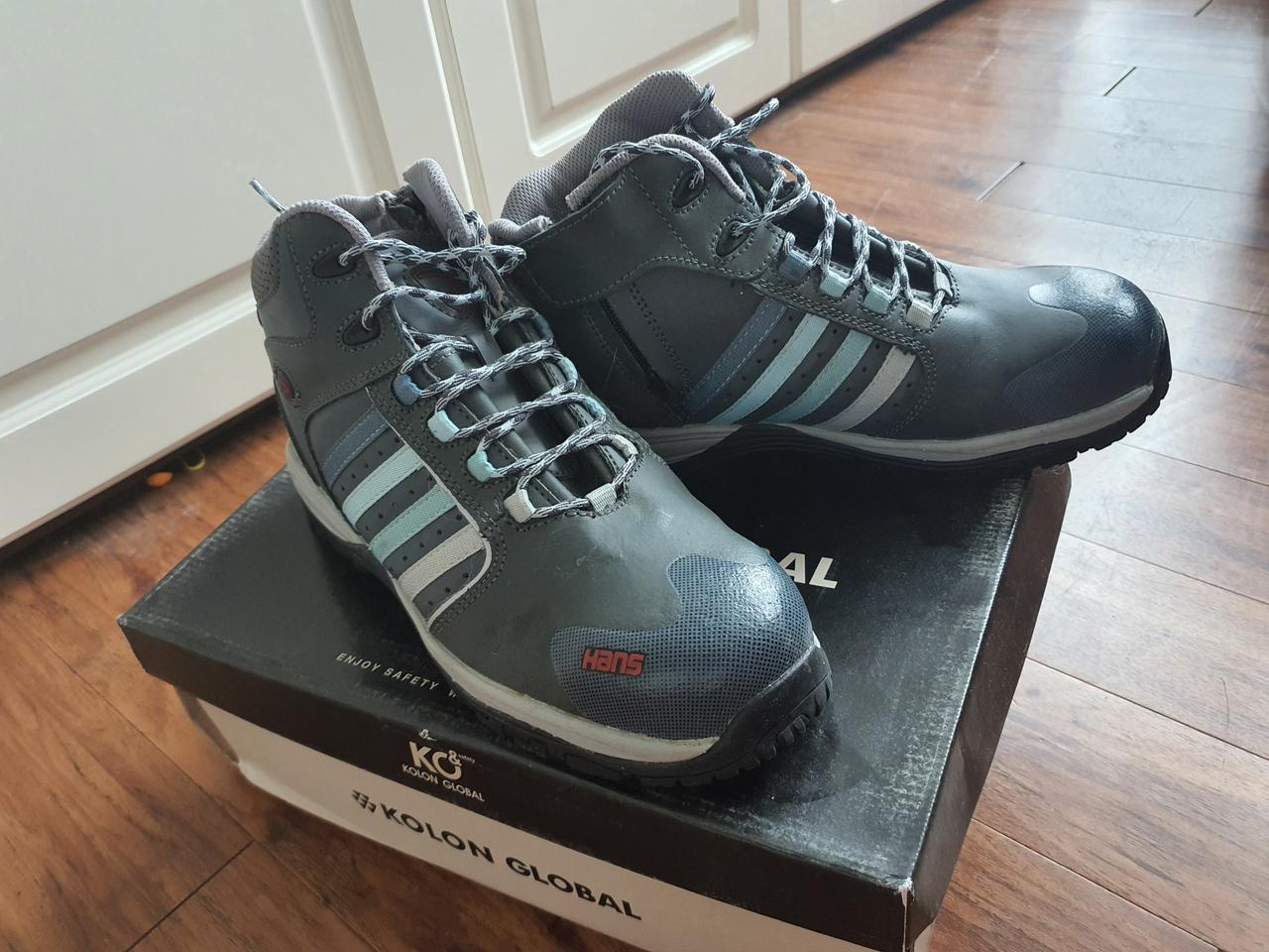 한스 안전화(절연화) 265mm 팝니다.