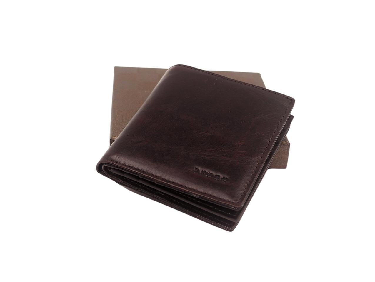 깔끔한 디자인에 nom 가죽 반지갑