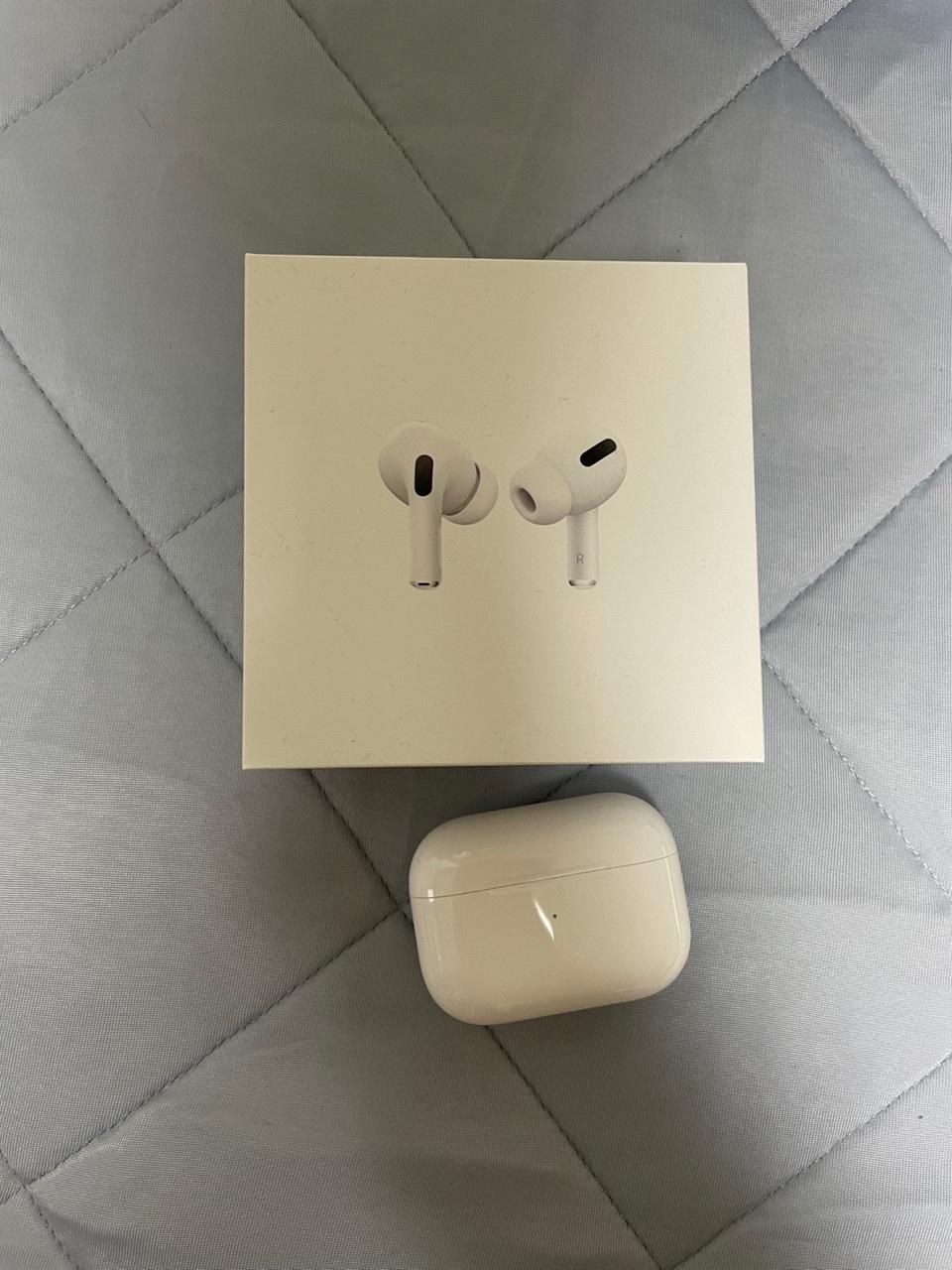 단순개봉한 미사용 에어팟 프로랑 디스이즈네버댓 에어팟 케이스 세트입니다.