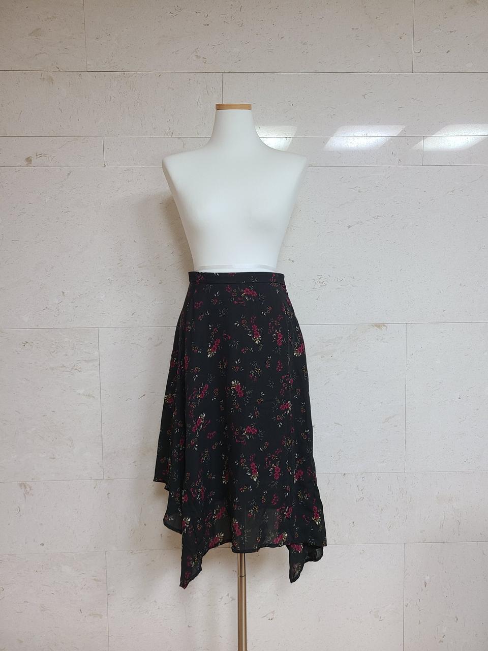 [1회착용] GU 플라워 언발 기장 스커트 55