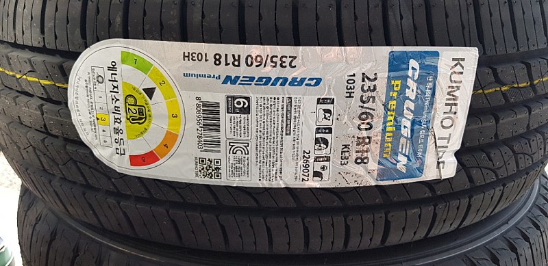 235 60 18 금호타이어 크루젠 새타이어 4개 판매합니다