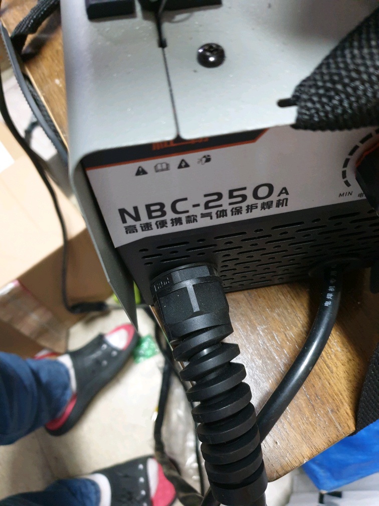 한번 사용한 논가스 용접기 판매합니다. nbc-250A