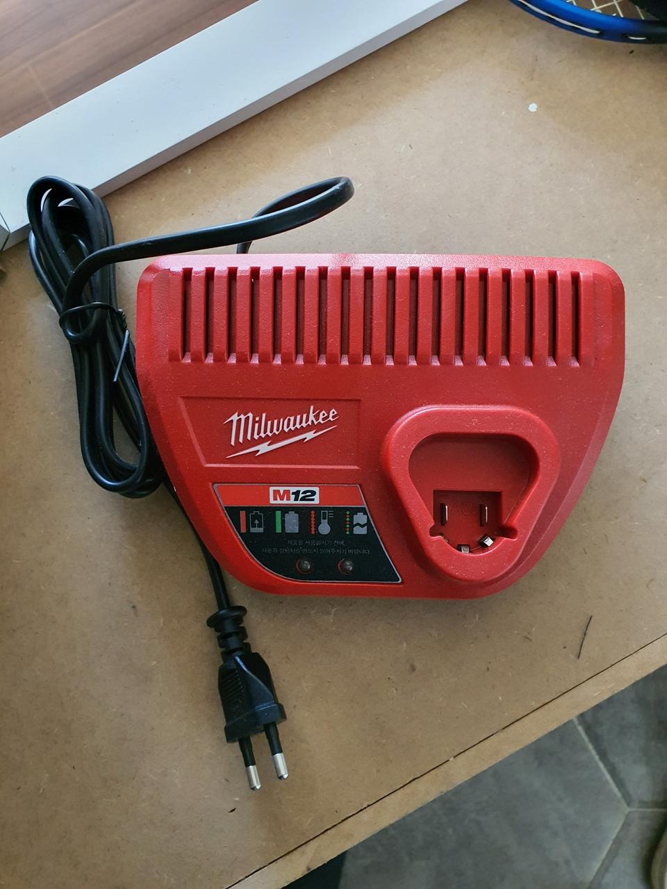밀워키 m12 충전기