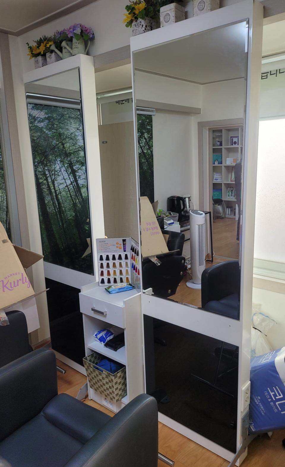 미용실양면거울2개와 수납장