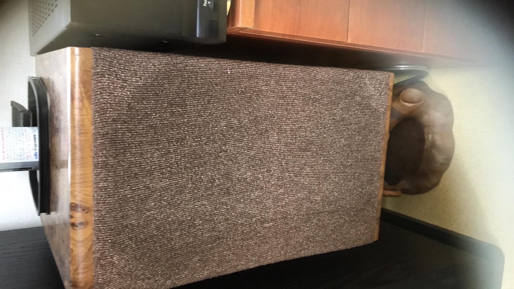 스피커 롯데. 소리 좋고.    인테리어용으로.  아주 이쁩니다