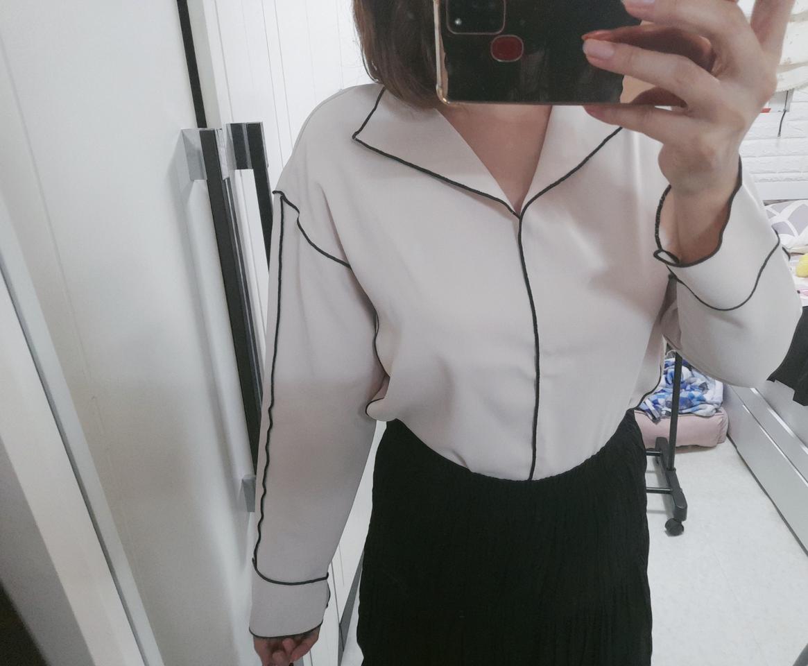 브이넥 카라 블라우스