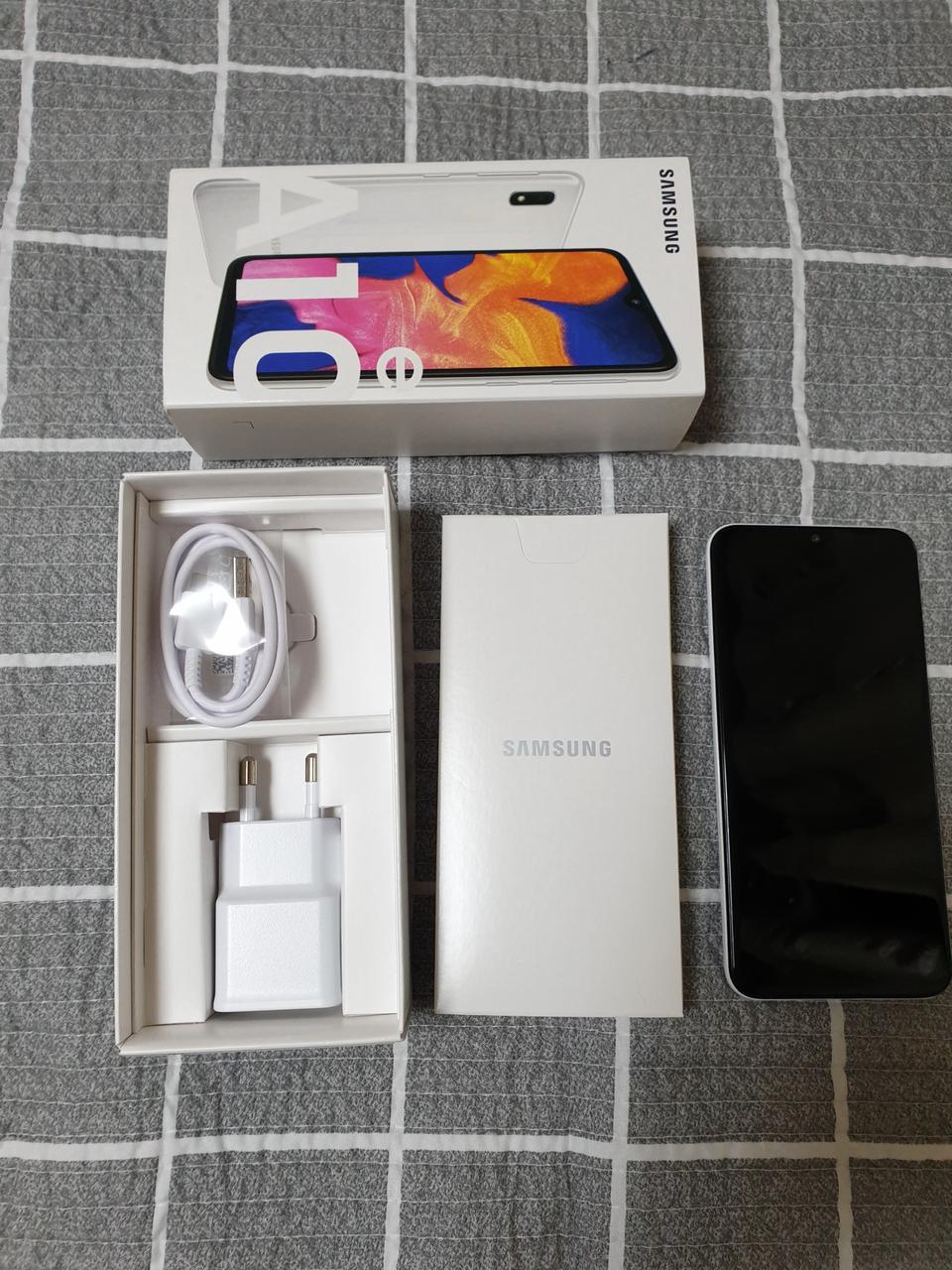 갤럭시A10e 32기가 개통후 미사용 8만원에팝니다
