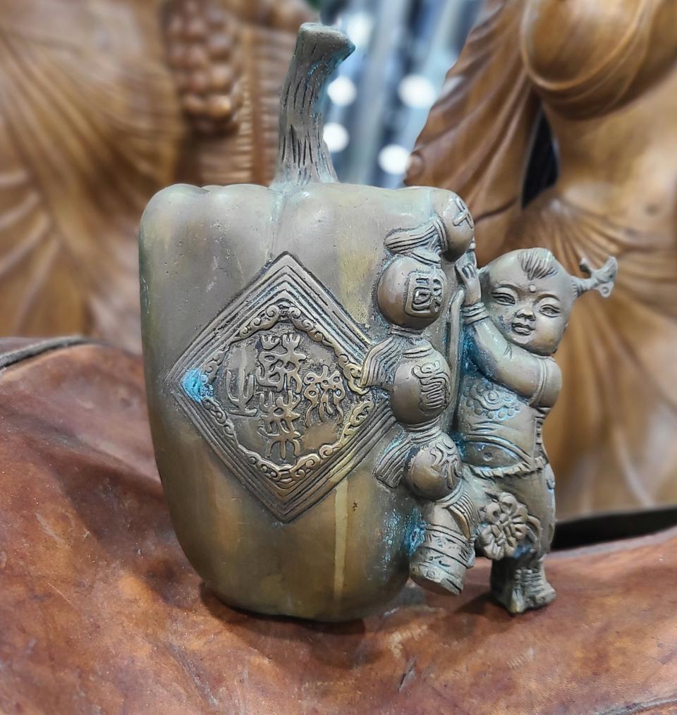 중국골동품 황동 피망위에 동자승 장식품