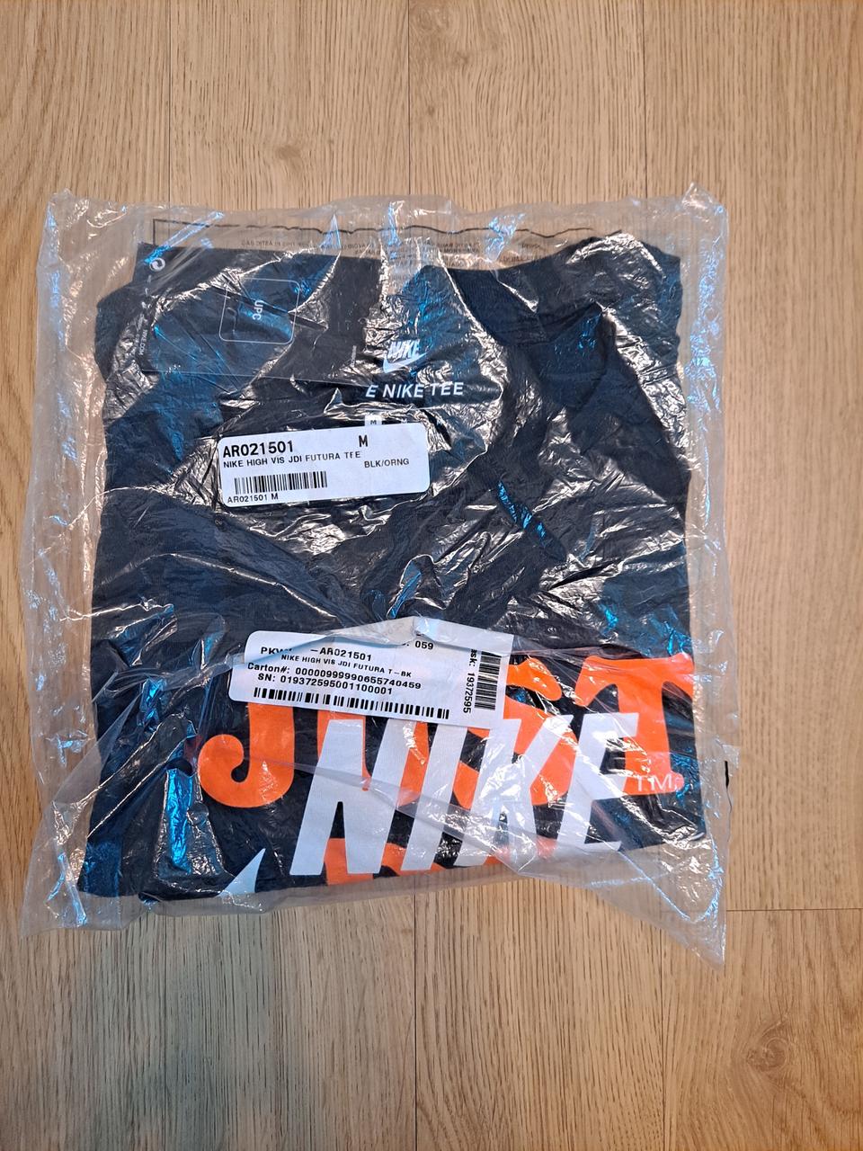 나이키 반팔티 사이즈 M 새상품 무료배송 (반값택배)