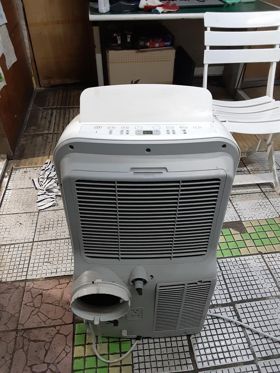 유이테크 이동식 에어컨 팝니다.