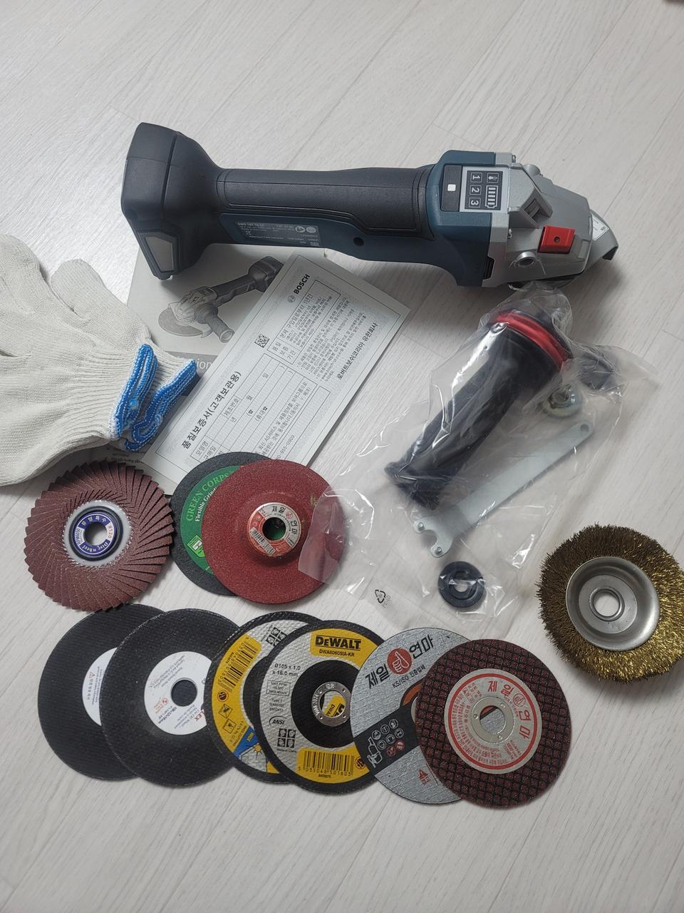 정품 보쉬 18v 그라인더 gws18v 10sc 미사용 새제품입니다